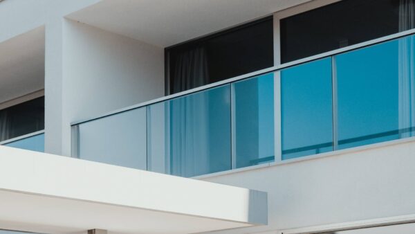 Balustrady balkonowe – który materiał jest lepszy?